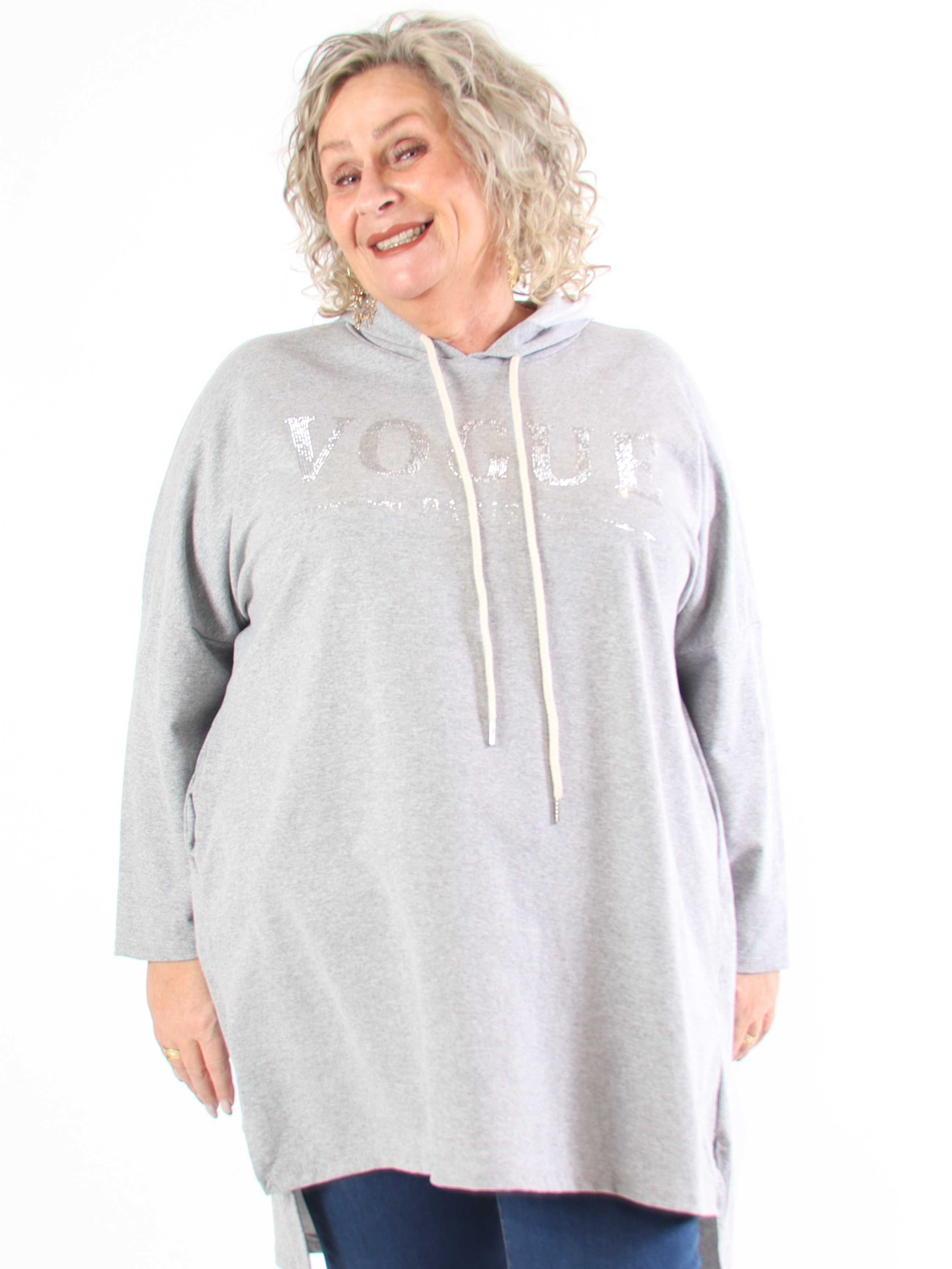 Vogue Hoodie - Hoodieklänning i plus size med mock neck